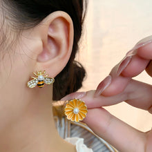 Load image into Gallery viewer, Flower Earrings