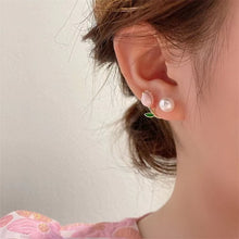 Load image into Gallery viewer, Flower Earrings